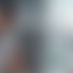 Dos profesionales médicos observan una impresora 3D creando tejido humano realista para la planificación quirúrgica y la formación en el cuidado de la salud.