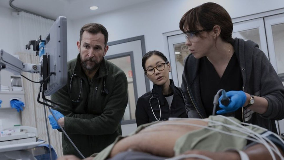 Noah Wyle y Sepideh Moafi lideran un equipo de trauma concentrado durante una escena de emergencia de alto riesgo, presentada en el tráiler oficial de The Pitt Temporada 2 en Max.