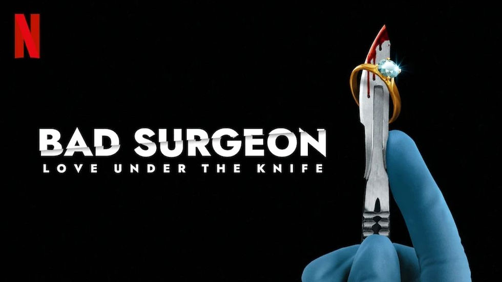 Bad Surgeon: Love Under the Knife póster que muestra una mano enguantada sosteniendo un bisturí con un anillo. Uno de los mejores documentales médicos sobre fraudes quirúrgicos.