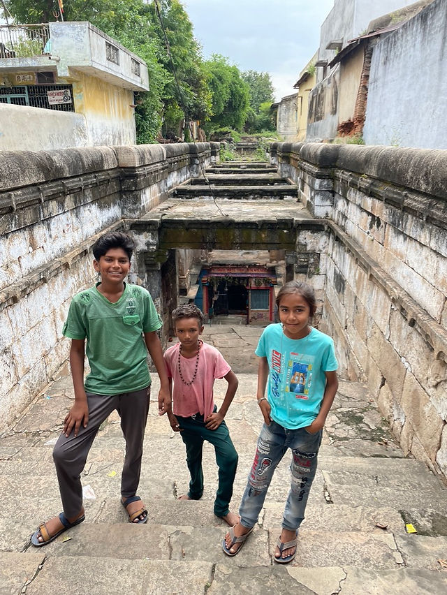Kids at Mansa stepwell 