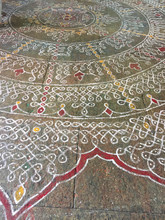 Kolum patterns on floor