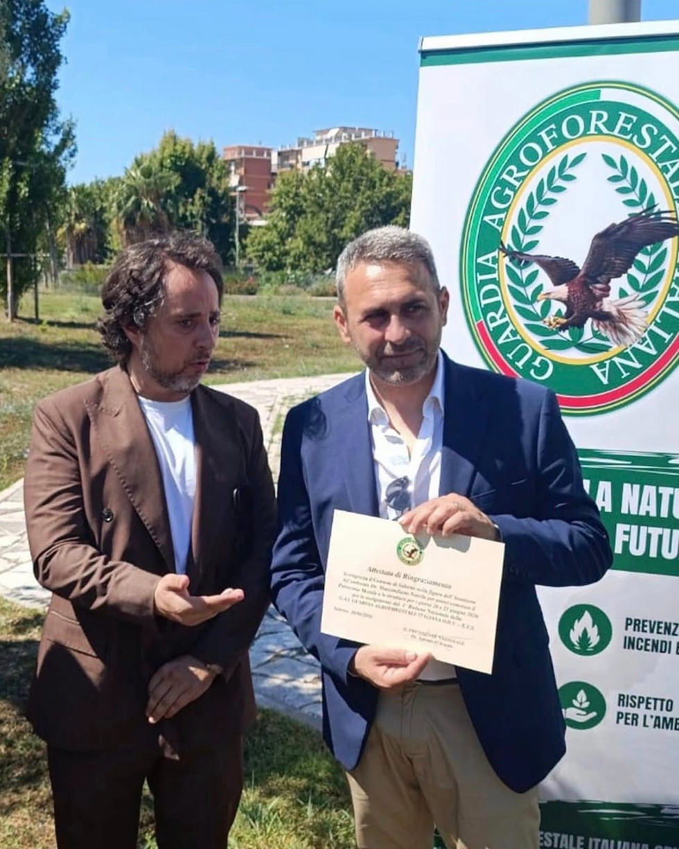Uomo riceve encomio della Guardia Agroforestale Italiana