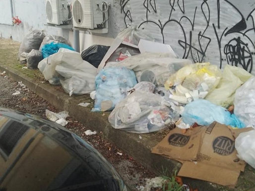 Buste rifiuti abbandonati