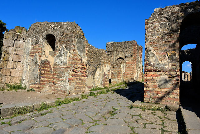Italy-Pompeii-Herculaneum-Gate-1440x961.jpg
