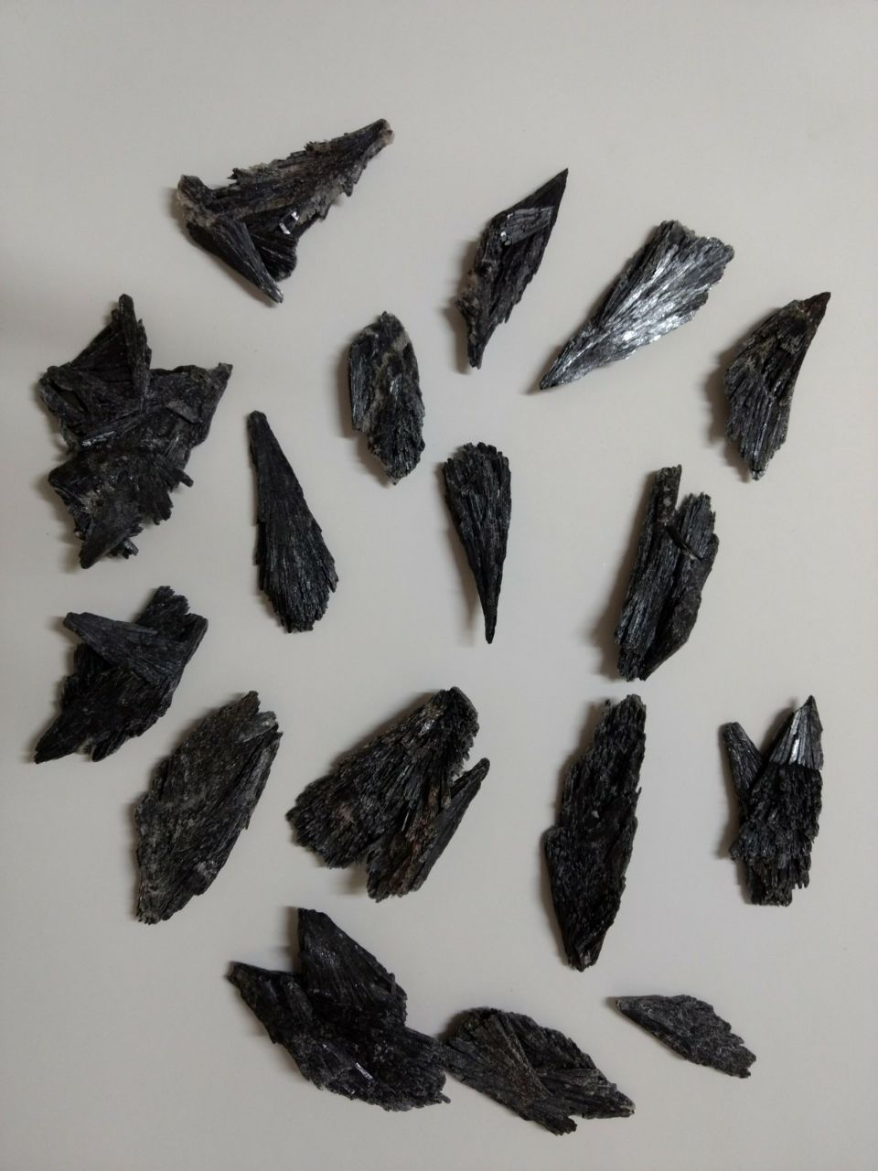 Miniatura: Pedra Cianita Preta (Vassoura de Bruxa)