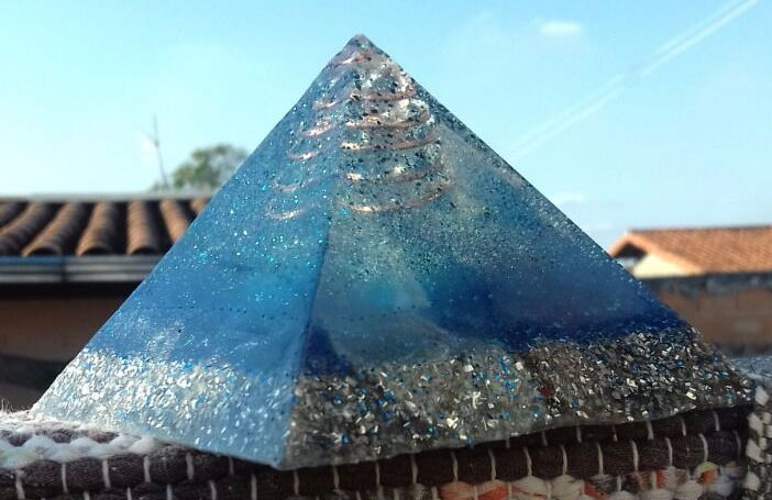 Orgonite Pirâmide Azul