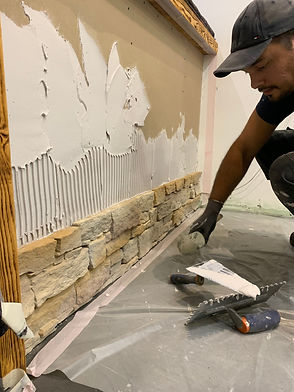 Pose d'un mur en parement. Rénovation salon de coiffure professionnel.