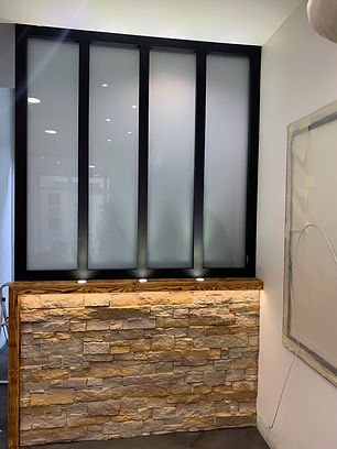 Création, conception sur-mesure et pose d'une verrière. Rénovation salon de coiffure professionnel.