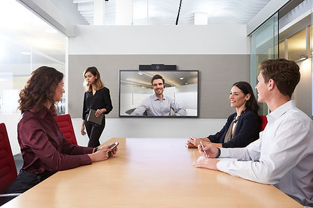 polycom-studio-sobre-monitor