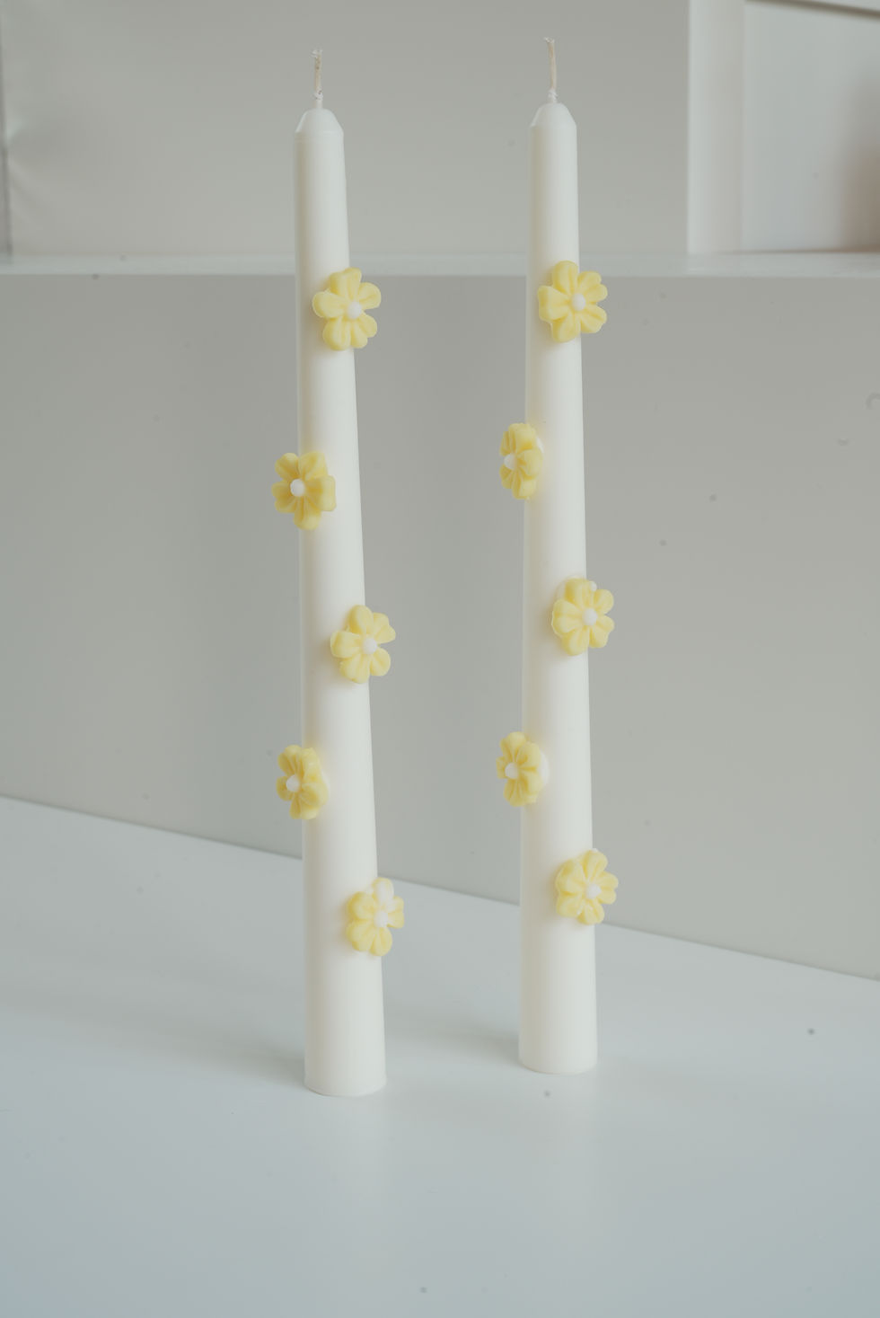 Küçük resim: DECORATIVE TAPER CANDLE (Yellow Flower)