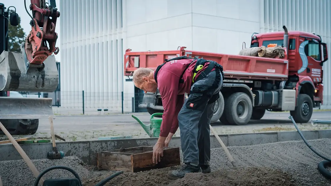BionicBack Exoskelett beim Heben im Bau