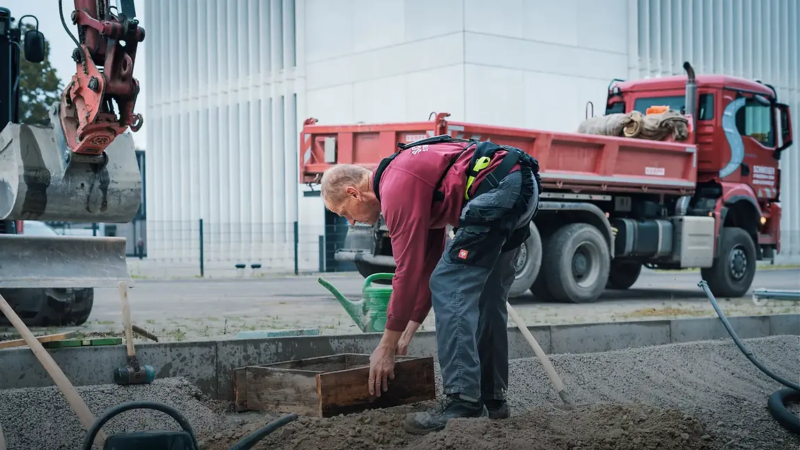 BionicBack Exoskelett beim Heben im Bau
