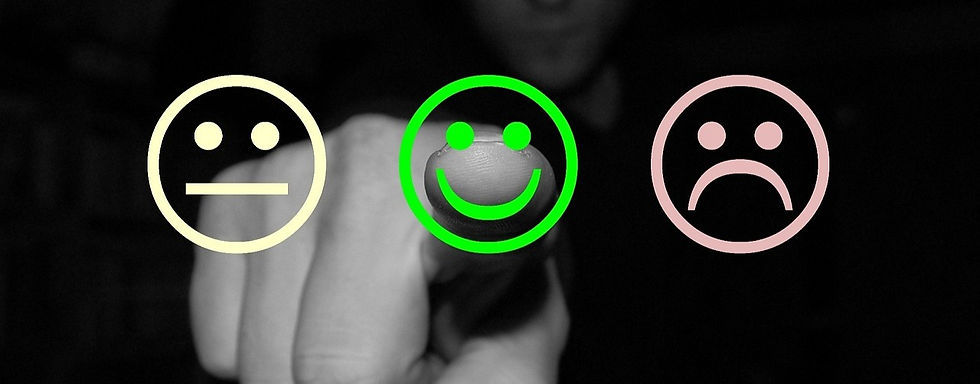 Doigt qui appuie sur un bouton de smiley souriant pour comment faire un feedback contructif