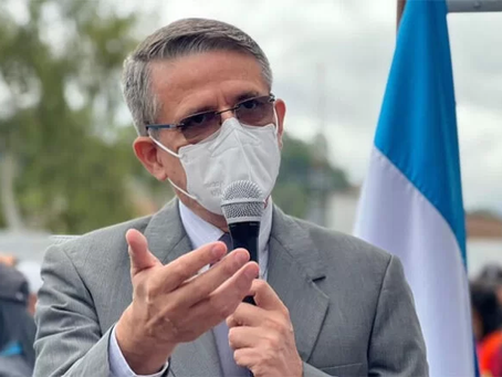 Compra de vacuna bivalente está en negociación final con Pfizer, confirma ministro de Salud