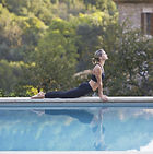 Yoga por la piscina