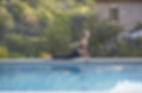Yoga par la piscine