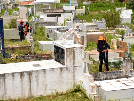 Prefeitura de Cruzeiro do Sul inicia limpeza dos cemitérios para visitação para o Dia de Finados