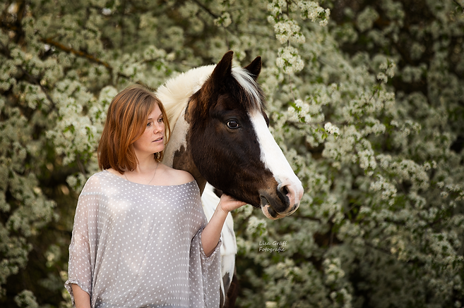 Lewitzer, Pferdefotograf, Pferdefotografie, Pferdemädchen, Pferdefoto, Fotoshooting mit Pferd, Kuschelfoto, Rheinland-Pfalz