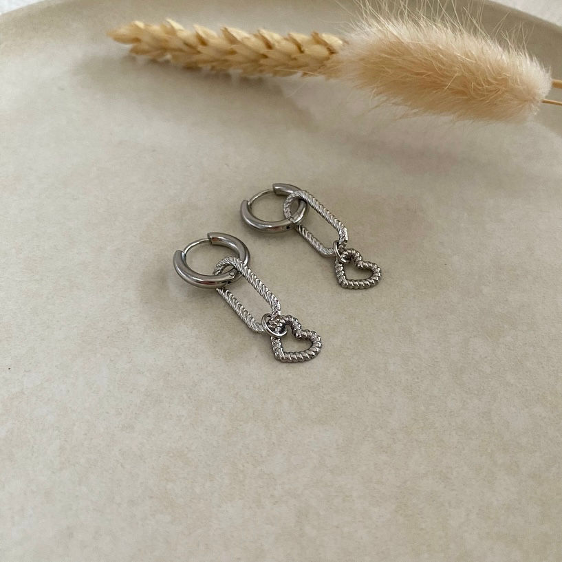 Connected heart oorbellen