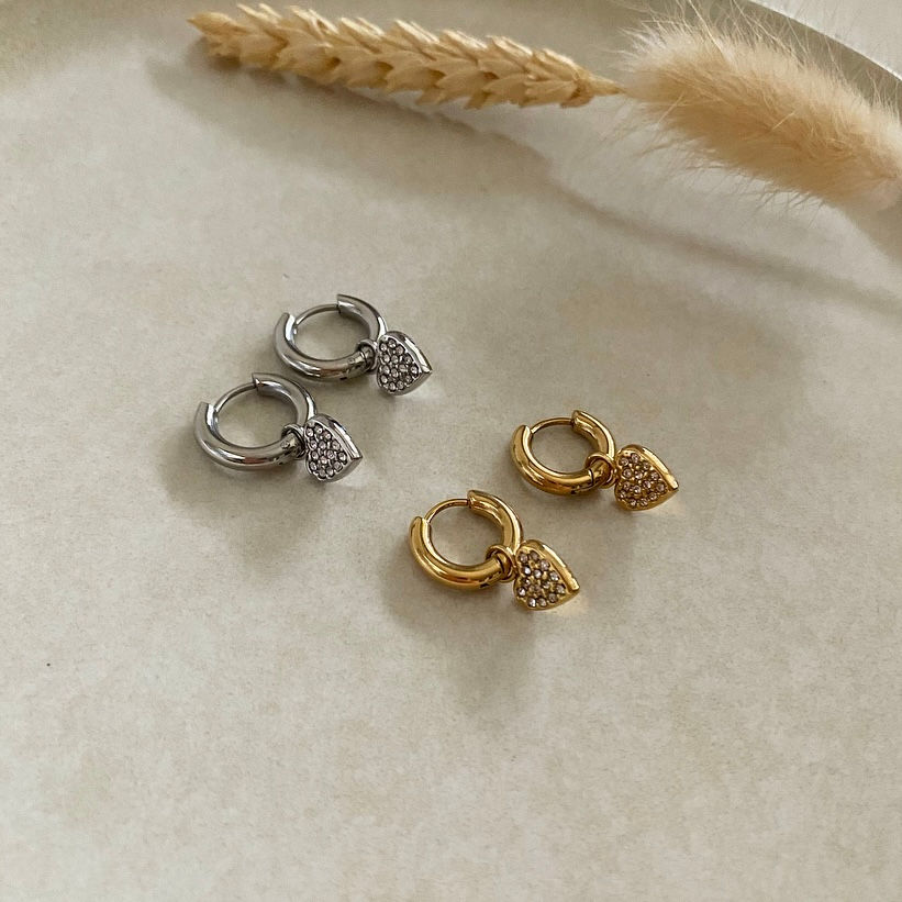 Thumbnail: Hartjes oorbellen met diamantjes