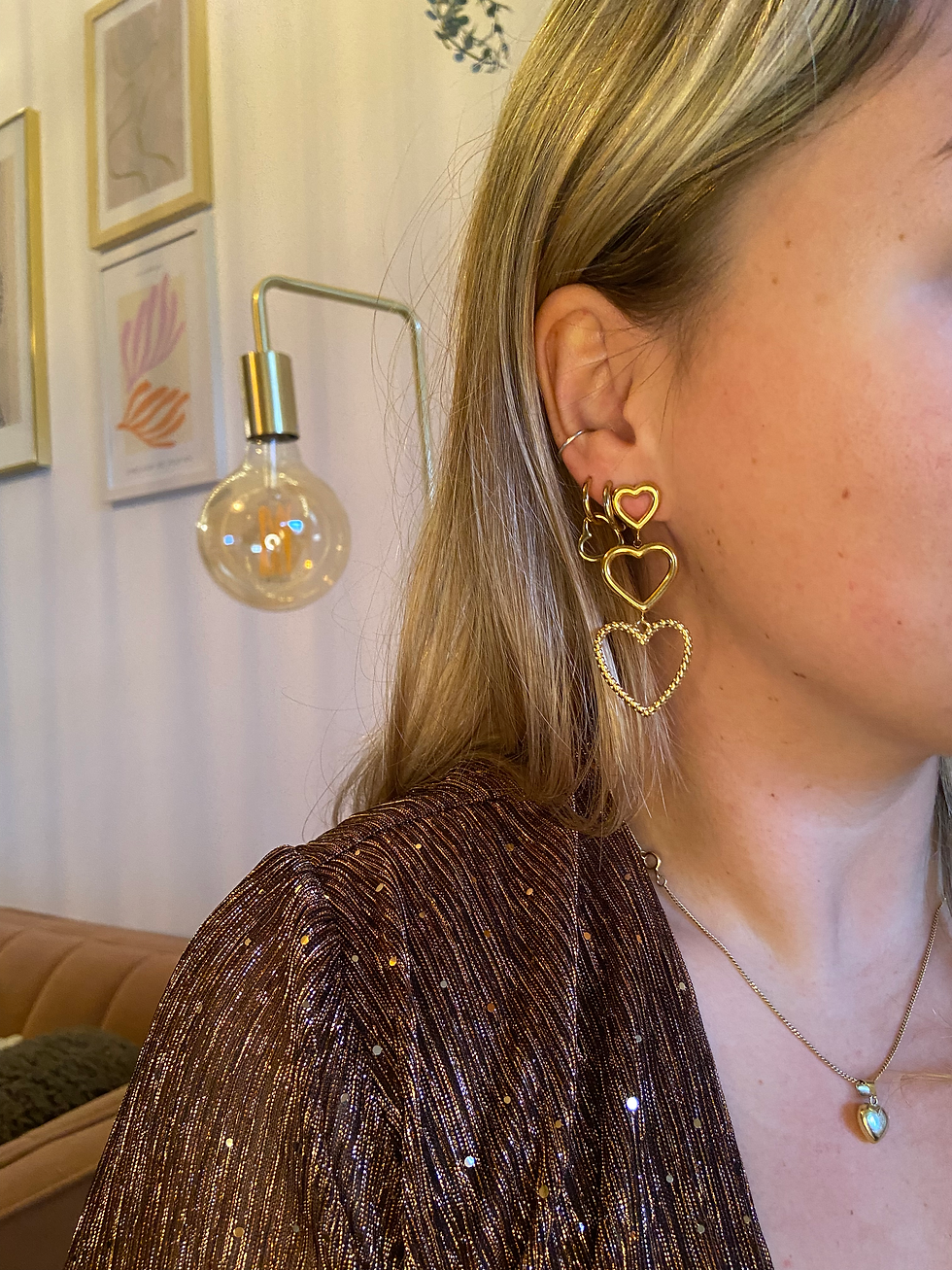 Gouden harten oorbellen.