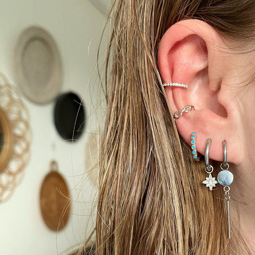 Thumbnail: Earcuff met diamantjes - Toepassingsfoto - Zilver