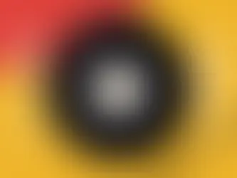 Ilustração abstrata de prato/vinil preto com garfo e faca brancos, fundo amarelo e vermelho, estilo gráfico retro.