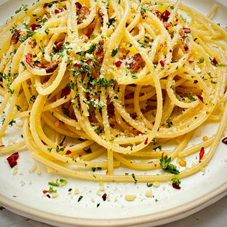 Spaghetti Aglio e Olio (Simple yet Delish!)  on a white circular plate.