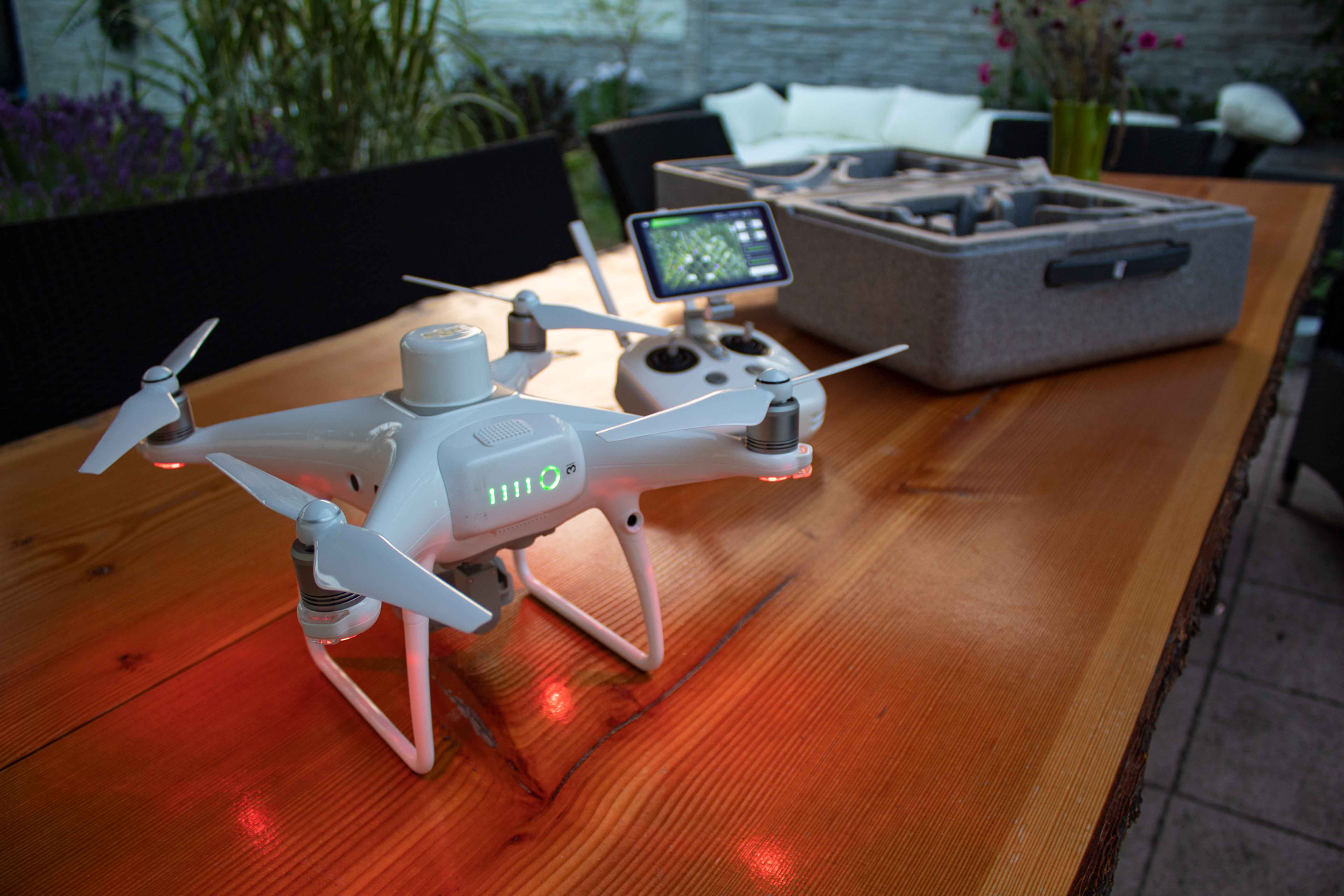 DJI Phantom 4 RTK Drohne für Vermessung , Fernbedienung und Display.