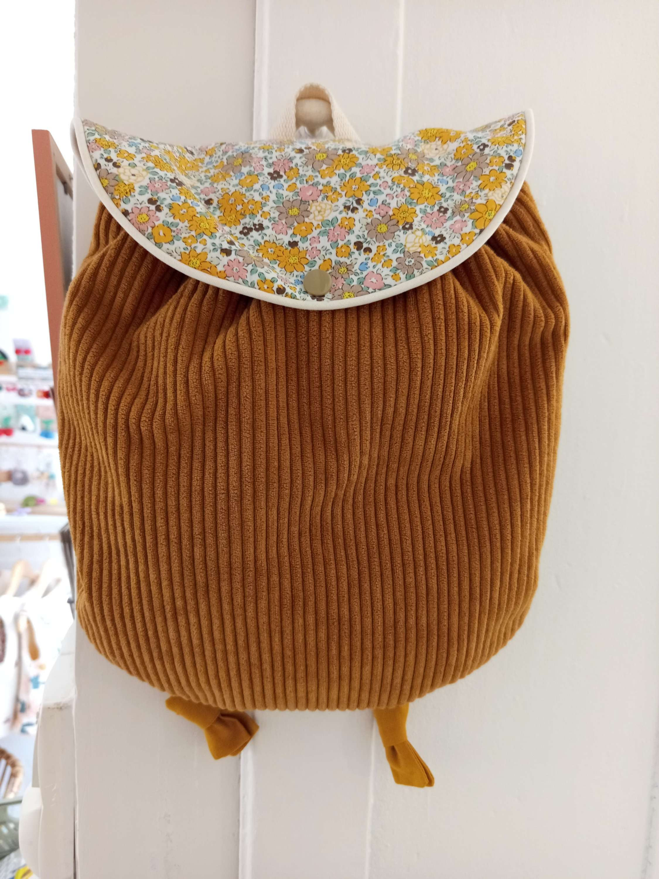 Sac à dos velours fleurs moutarde