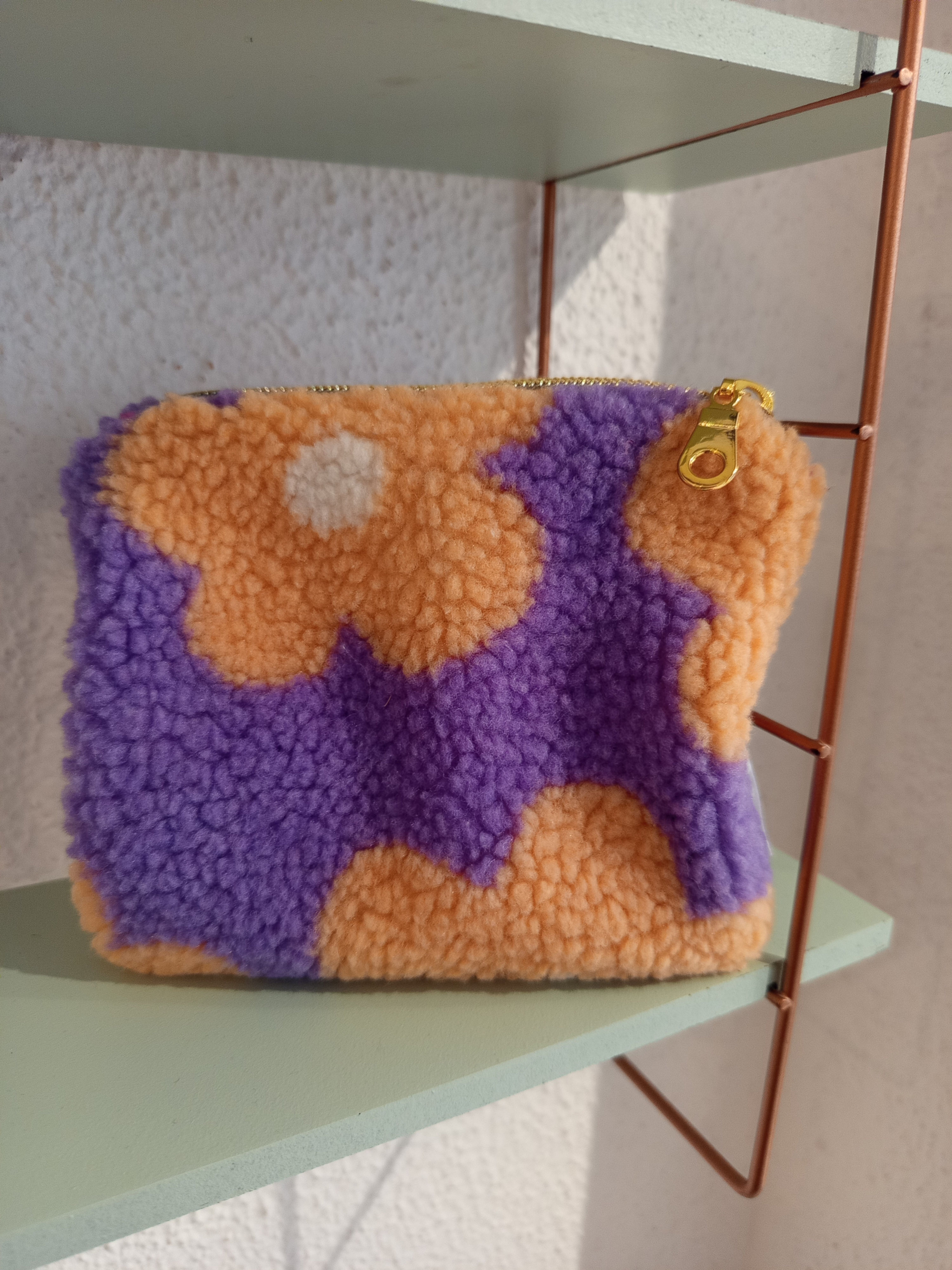 Pochette moumoute fleurs, violet
