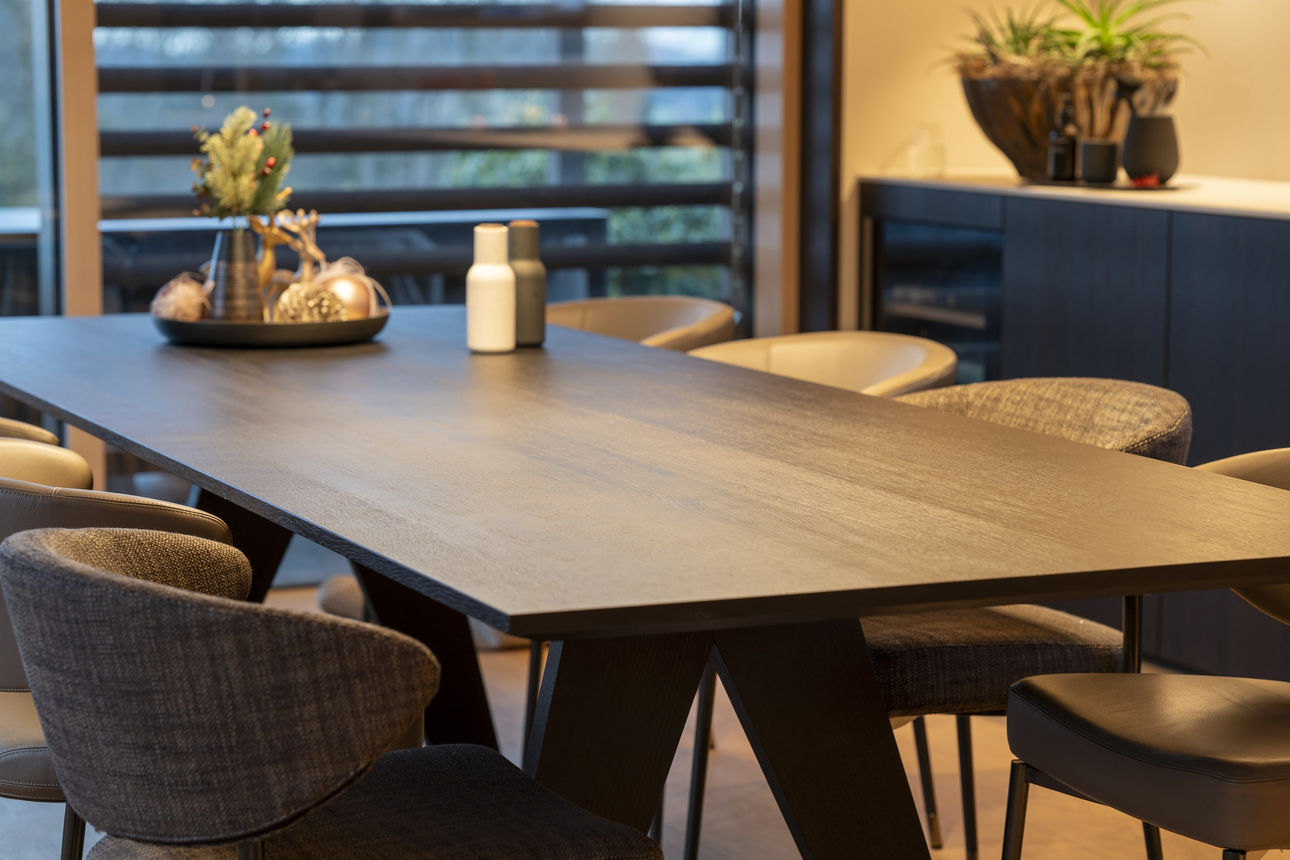 Tisch mit Polsterstühlen