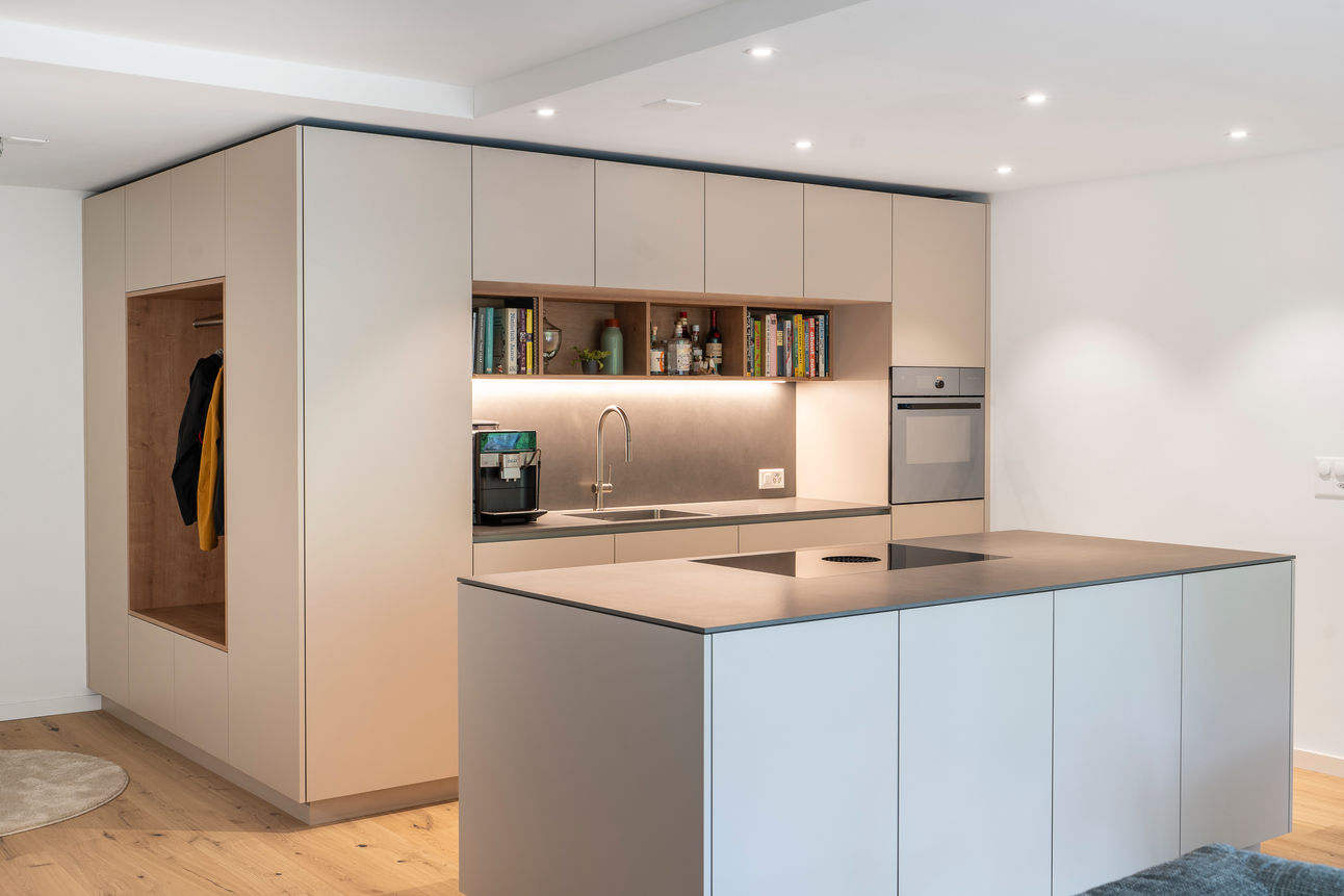 Küche mit integrierter Garderobe