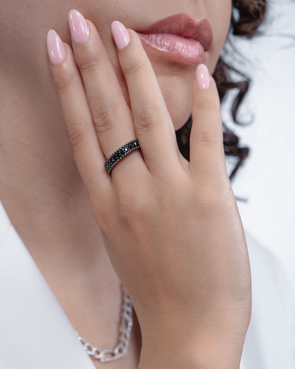 Miniatura: Indossato alla mano dell'anello no gender Comete Gioielli, realizzato artigianalmente in Argento 925‰ rutenio, zirconi neri