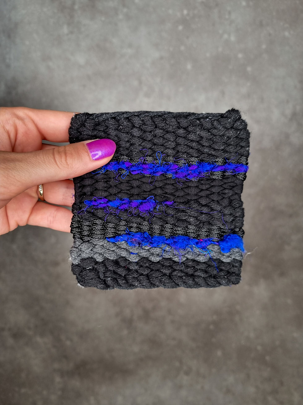 Thumbnail: TRIČKO S KAPSOU ČERNÉ