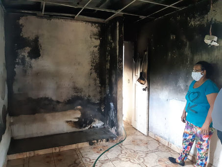 Evalúan a familia afectada por incendio en David Sur. 