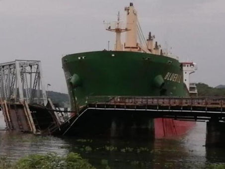 Reparación de daños causados por choque de buque en el Canal de Panamá podría tomar hasta 15 días. 