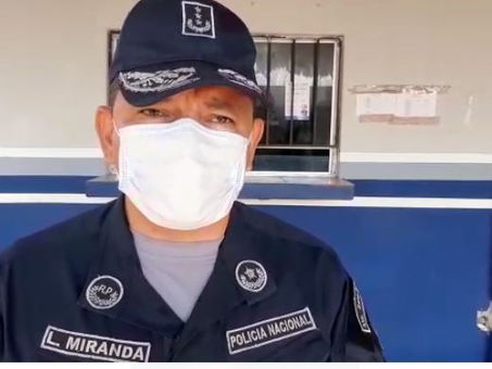 Colisionaron e intentaron despojar a una dama de su auto al ser perseguidos por la policía