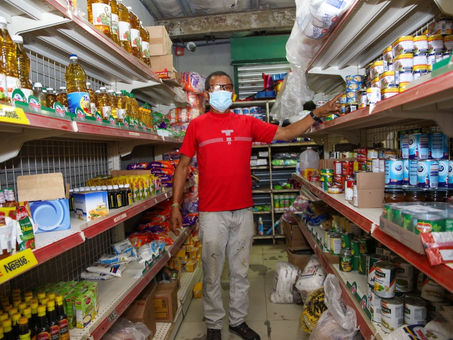 Donan productos al señor "Mila" quien fue saqueado en Curundú