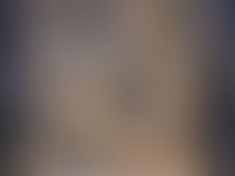 Première Mère originelle qui tient sur ses genoux un livre ouvert