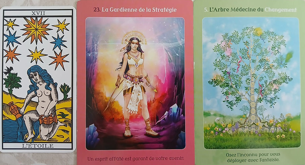 Trois cartes: L'Étoile avec figures et étoiles vives, Gardienne de la Stratégie colorée, Arbre Médecine verdoyant. Texte visible.