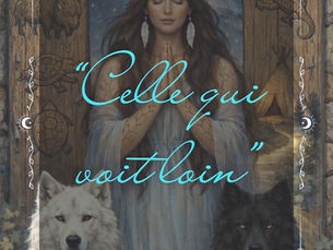 Femme en méditation avec plumes, deux loups à ses côtés. Arrière-plan céleste, motifs totems. Texte: "Celle qui voit loin". Ambiance mystique.