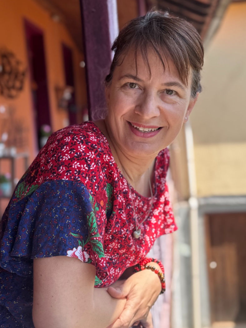 250828_ENSAIO THEMBI ROSA__GABRIEL PIMENTEL_00016 Grande_edited.jpg