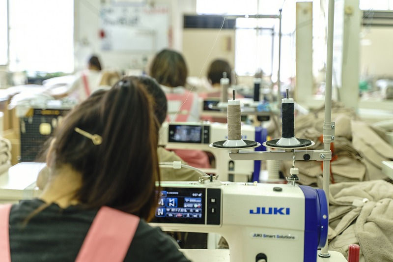 パオラレディ縫製工場の様子