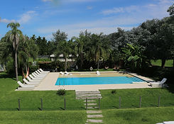 Piscina exterior con solarium en hotel de campo con spa