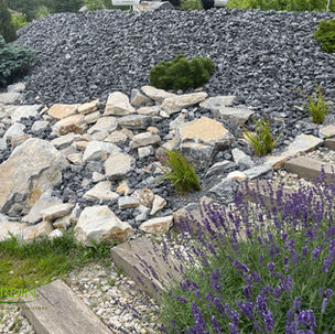 Talus rustique avec de la chaille anthracite.jpg