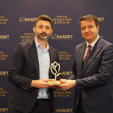 Mahmut Arıkan überreicht Dogus Albayrak den Onur Ödülü für den Tugce Albayrak e.V. im Rahmen des Programms „Hayata Değer Katan Kadınlar“ in Mannheim.