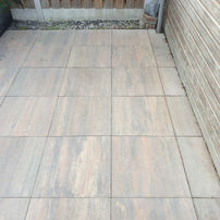 Fris Terras is expert in terrasreiniging en gespecialiseerd in de verwijdering van groene aanslag, korstmossen en overige vervuilingen aan uw terras, vlonder of bestrating.