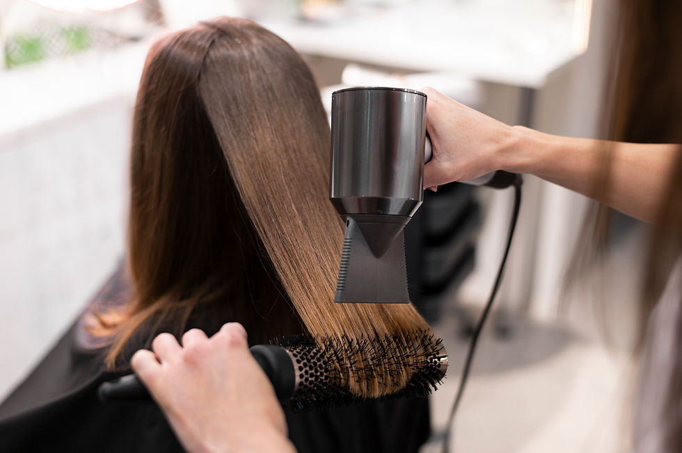 Haarstyling: Brauenföhnen im Salon