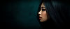 Asiatische Frau im Profil vor dunklem Hintergrund, mit langen schwarzen Haaren.